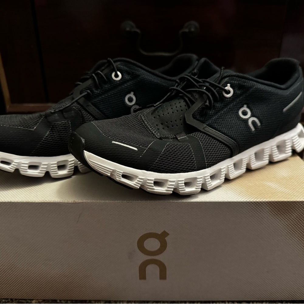 On Cloud-Cloud 5, worn once. Comes with 2 types of laces.